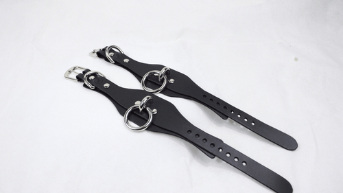 Menottes de Poignet en Cuir Noir – Accessoire de Bondage Élégant et Submissif