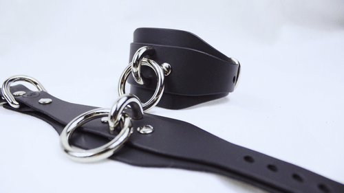 Menottes de Poignet en Cuir Noir – Accessoire de Bondage Élégant et Submissif